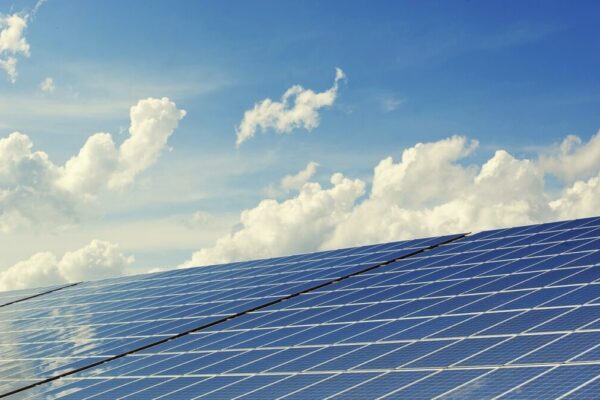 Cuál panel solar es mejor monocristalino o policristalino